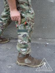 На голени правой ноги тоже карман